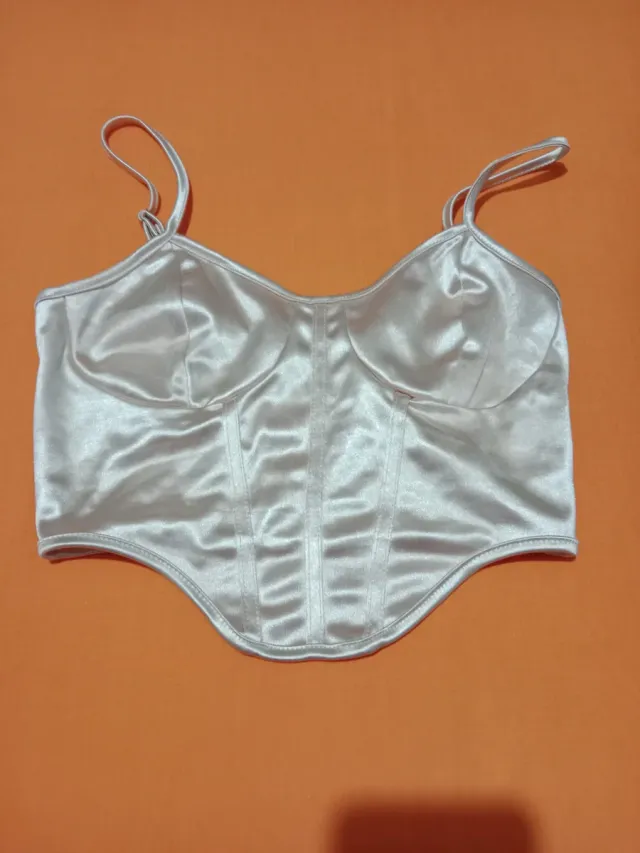 Top plateado satinado con tirantes