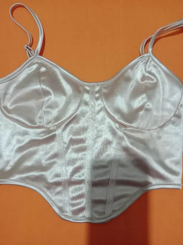 Top plateado satinado con tirantes