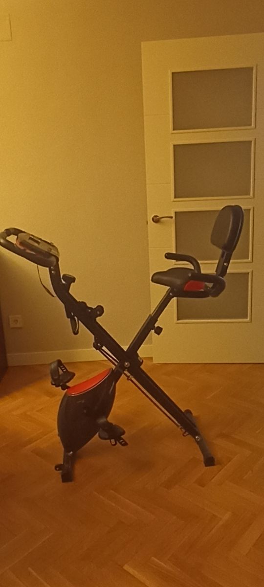 Bicicleta Estática Negra y Roja