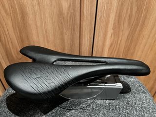 Sillín Mtb/Carretera Negro, carbono y piel.