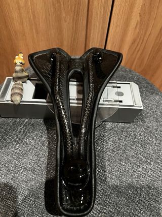 Sillín Mtb/Carretera Negro, carbono y piel.