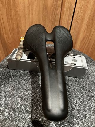 Sillín Mtb/Carretera Negro, carbono y piel.