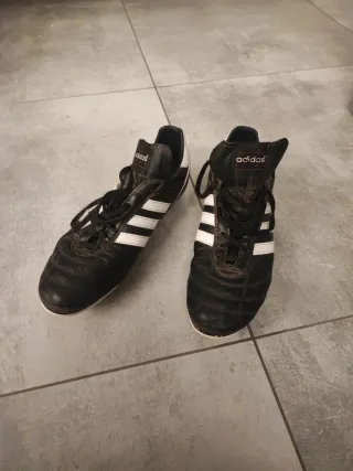 Scarpe da calcio Adidas nere e bianche
