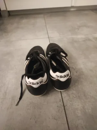 Scarpe da calcio Adidas nere e bianche