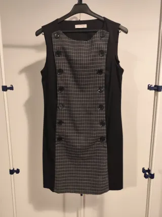 Vestido negro con estampado de cuadros.
