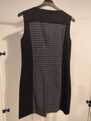 Vestido negro con estampado de cuadros.