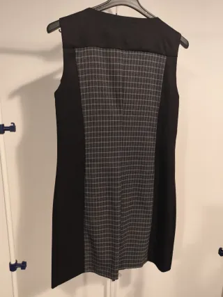 Vestido negro con estampado de cuadros.