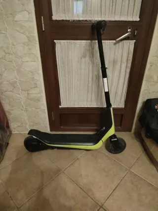 Patinete Eléctrico Negro y Verde Lima