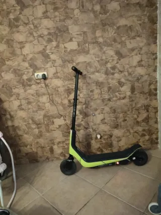 Patinete Eléctrico Negro y Verde Lima