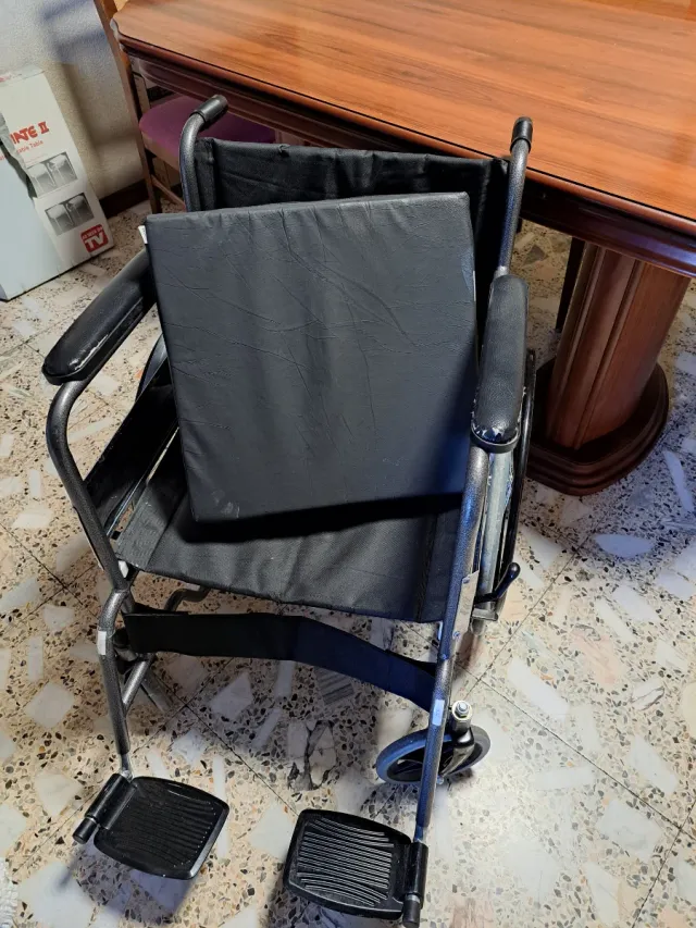 SILLA DE RUEDAS + COJIN ANTIESCARAS