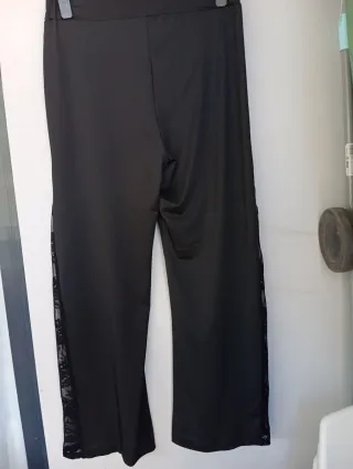 Pantalón ancho con tira de tul bordado