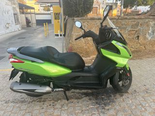 Motocicleta Kymco Super dink 300 verde
