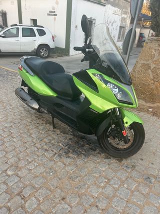 Motocicleta Kymco Super dink 300 verde