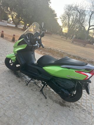 Motocicleta Kymco Super dink 300 verde