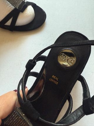 Sandalias negras EXE con pedrería