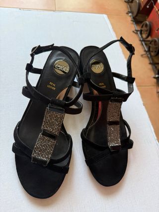 Sandalias negras EXE con pedrería