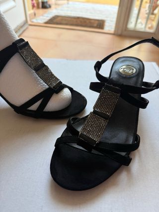 Sandalias negras EXE con pedrería