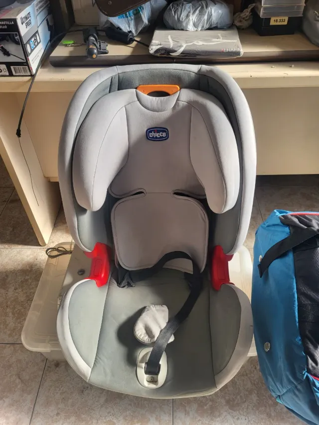 Seggiolino auto Chicco grigio
