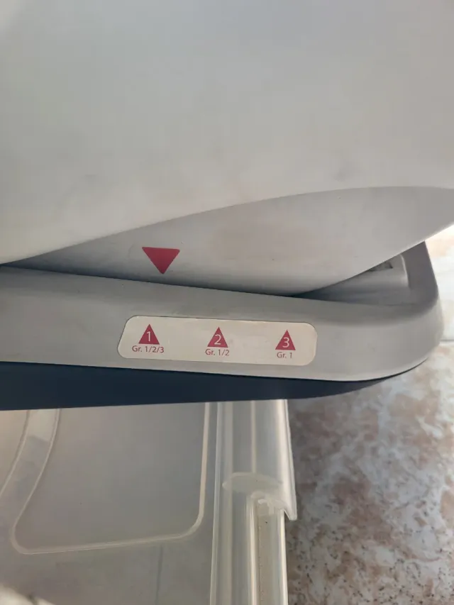 Seggiolino auto Chicco grigio