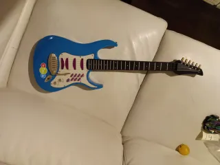Guitarra de juguete azul a pilas