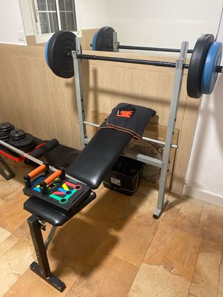 Banco de gimnasio con pesas y barra z mas barra