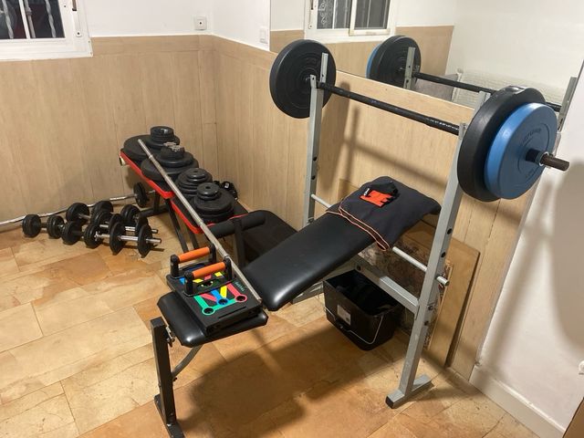 Banco de gimnasio con pesas y barra z mas barra