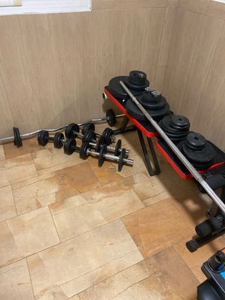 Banco de gimnasio con pesas y barra z mas barra