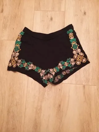 Shorts negros con bordado