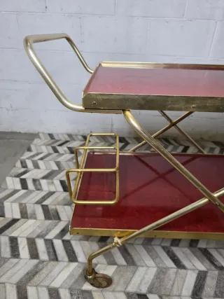 Camarera vintage rojo y dorado