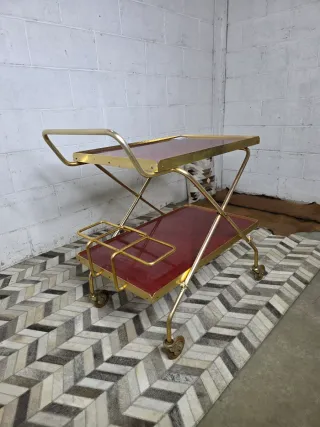 Camarera vintage rojo y dorado