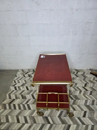 Camarera vintage rojo y dorado