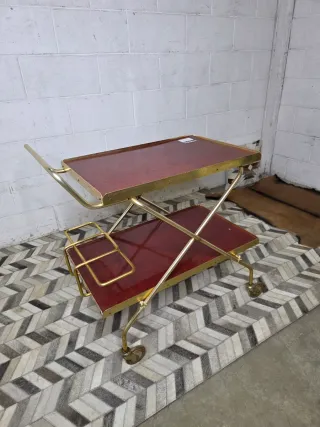 Camarera vintage rojo y dorado