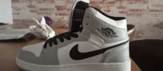 Zapatillas Jordan Blancas y Grises