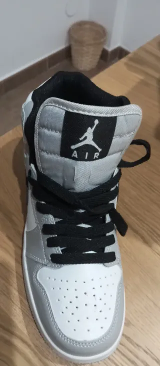 Zapatillas Jordan Blancas y Grises