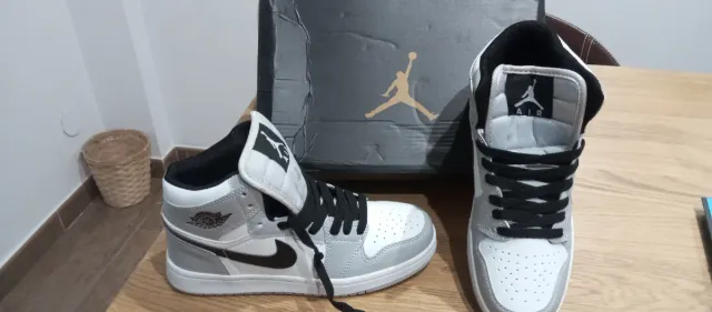 Zapatillas Jordan Blancas y Grises