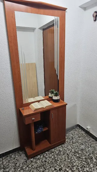 Mueble de entrada con espejo