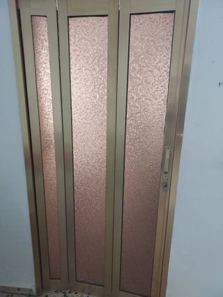 Puerta plegable corredera