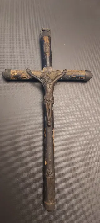 Crucifijo antiguo de metal y madera