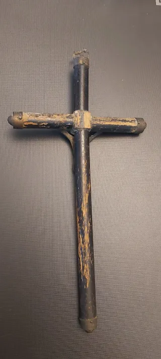 Crucifijo antiguo de metal y madera