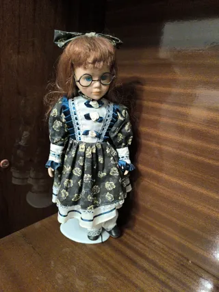 Muñeca de porcelana con vestido floral 40 cm alto