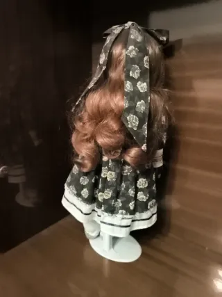 Muñeca de porcelana con vestido floral 40 cm alto