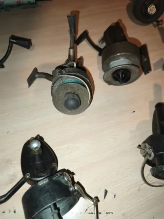 Lote carretes pesca antiguos.