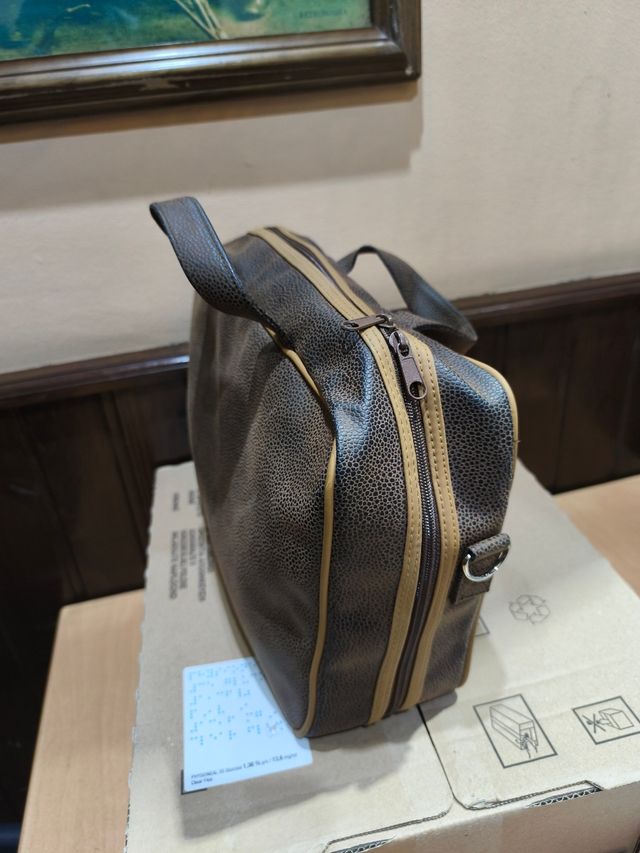 Bolso tipo piel vintage con el logo IBERIA