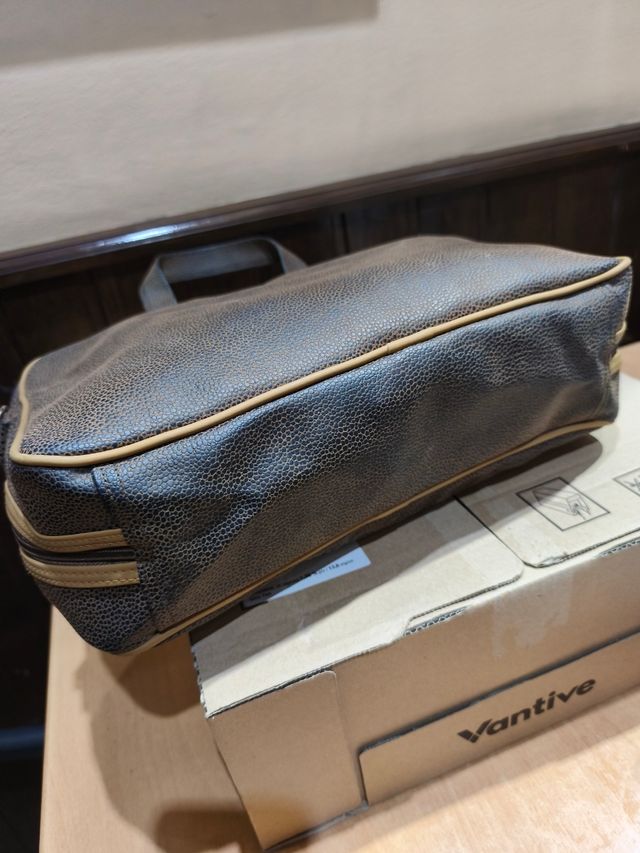 Bolso tipo piel vintage con el logo IBERIA