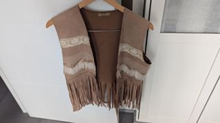Chaleco de flecos beige y marrón
