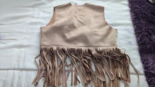 Chaleco de flecos beige y marrón