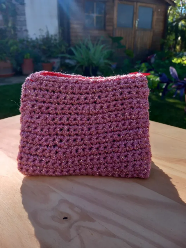 Bolsillo ganchillo hecho a mano con hilo dorado