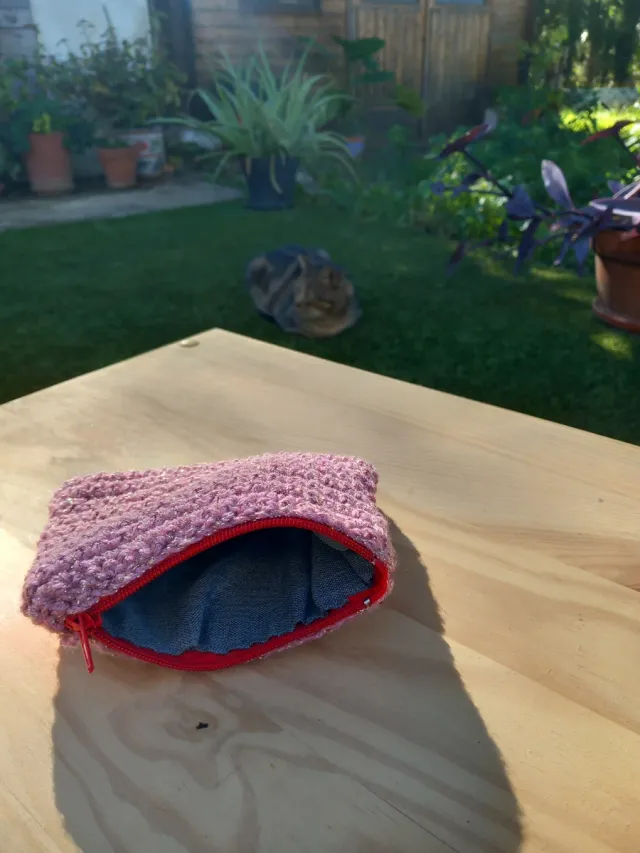 Bolsillo ganchillo hecho a mano con hilo dorado