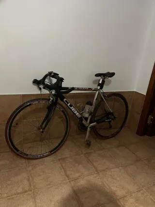 Bicicleta de carretera CUBE