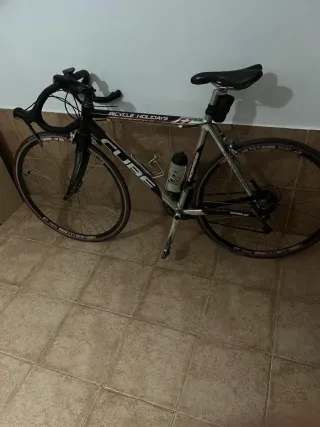 Bicicleta de carretera CUBE